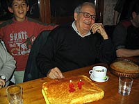 L'avi Domingo estava molt content amb el pastís, els nets i els regals: feia 72 anys