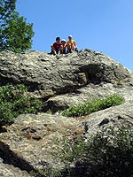 Els nens a sobre les roques de Valonsadero